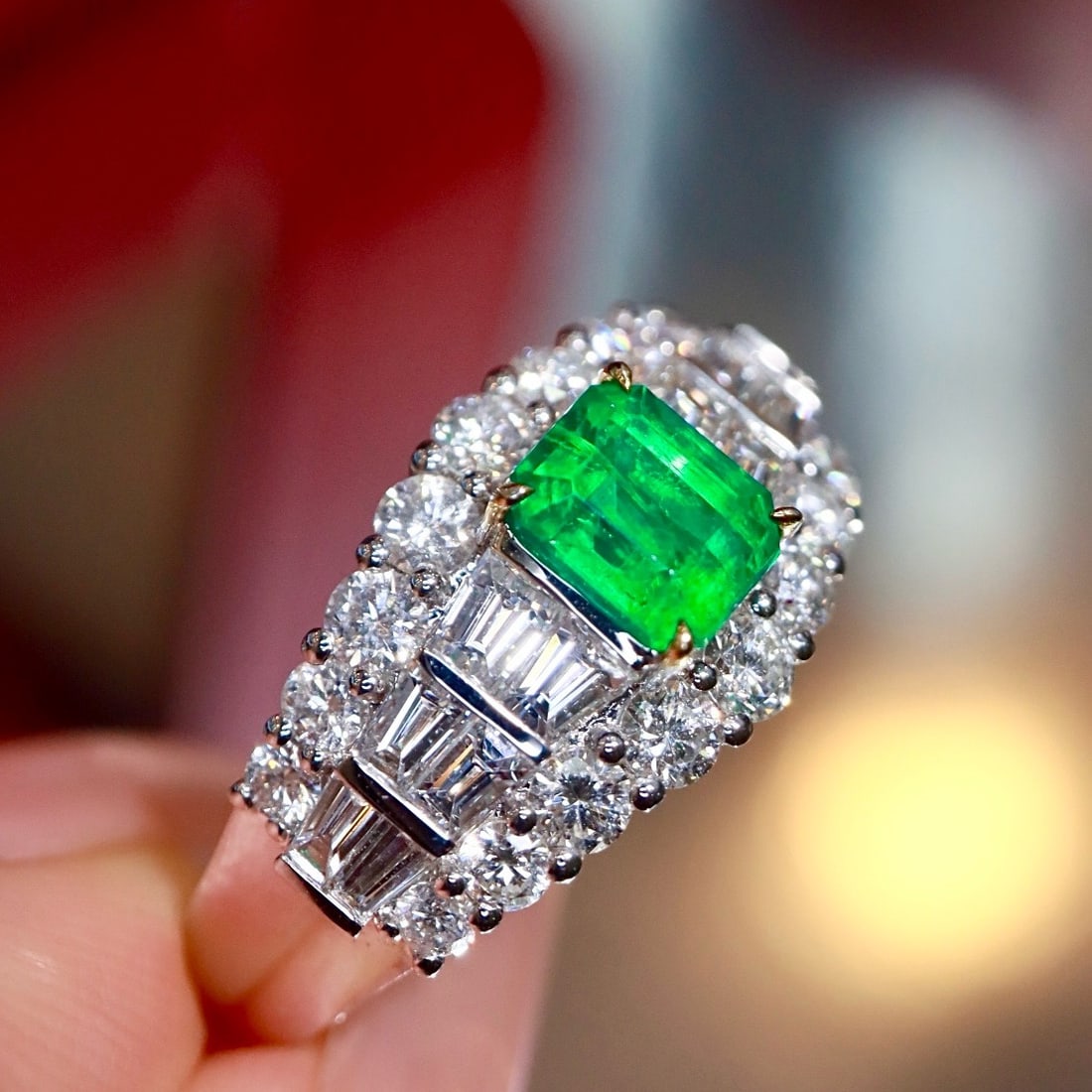 14k Gold 0.93 Ctw Vivid Green Natural Emerald & Diamond Ring - 4