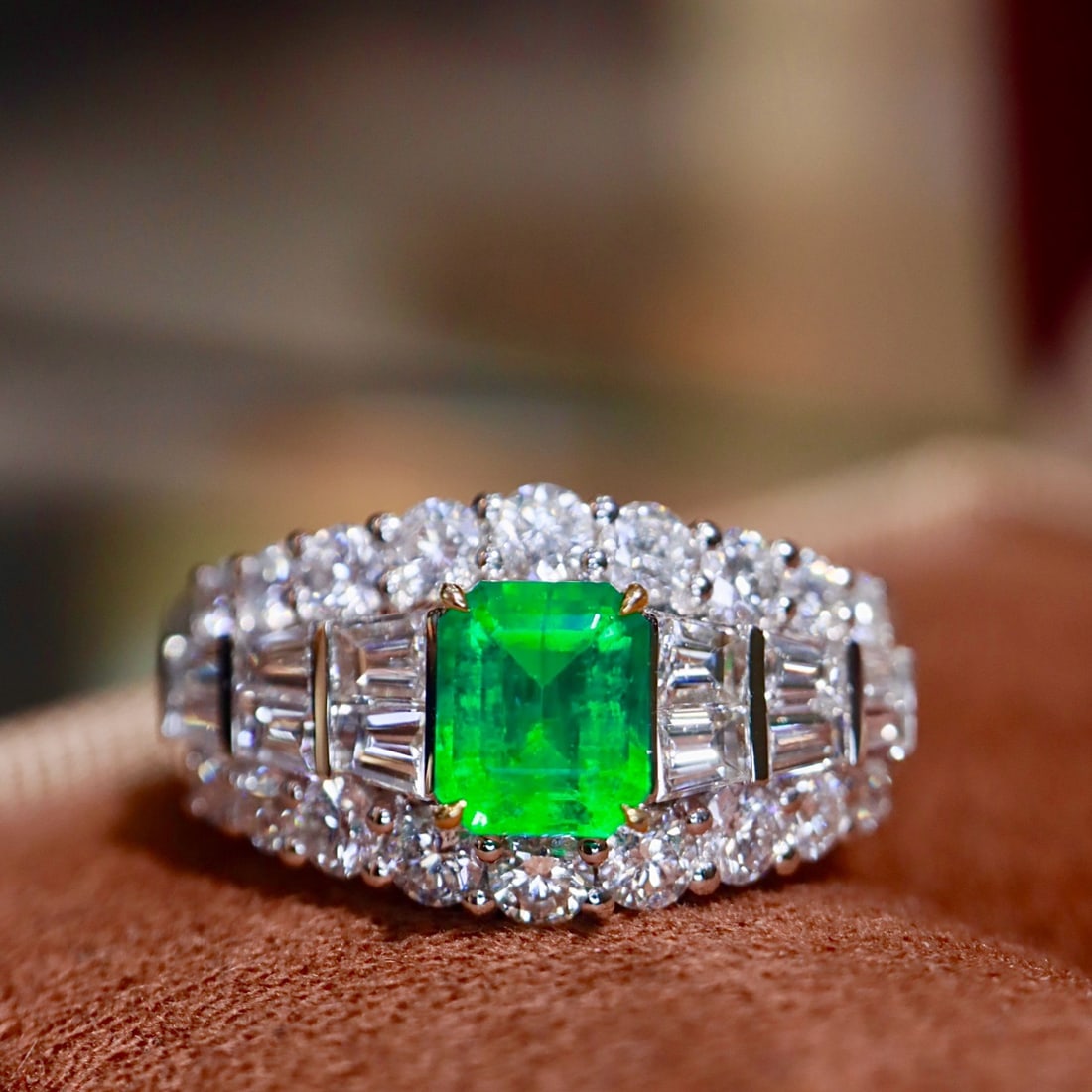 14k Gold 0.93 Ctw Vivid Green Natural Emerald & Diamond Ring - 5