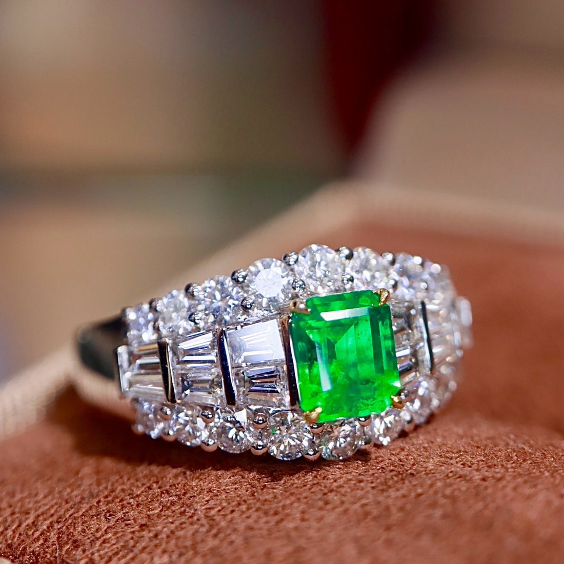 14k Gold 0.93 Ctw Vivid Green Natural Emerald & Diamond Ring - 6