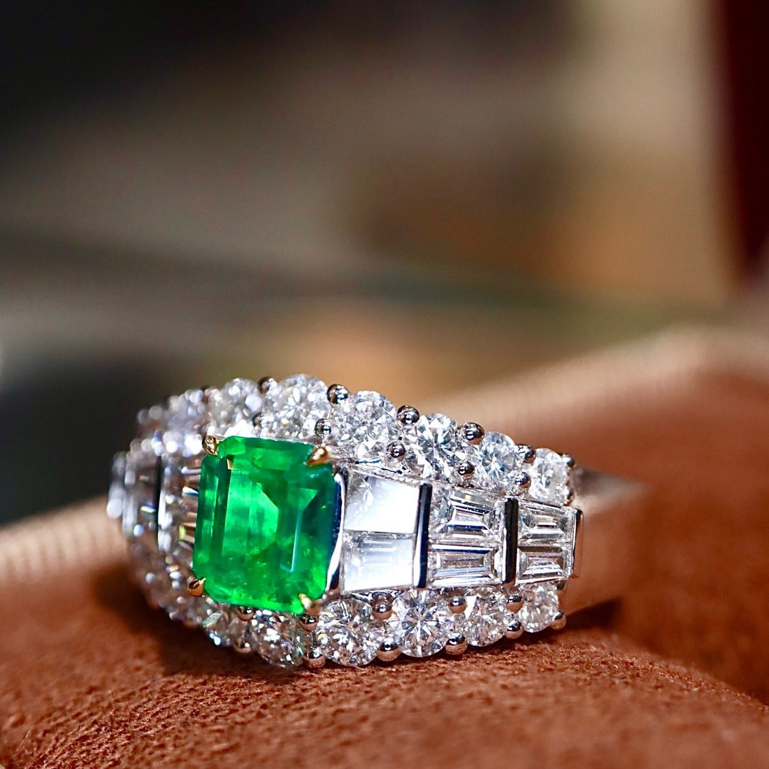 14k Gold 0.93 Ctw Vivid Green Natural Emerald & Diamond Ring - 7