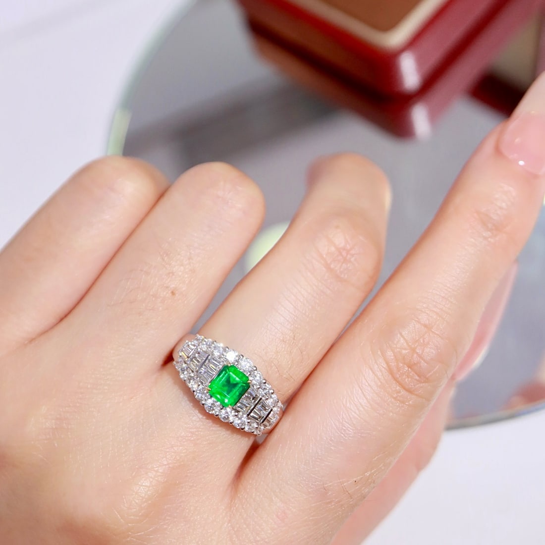 14k Gold 0.93 Ctw Vivid Green Natural Emerald & Diamond Ring - 8