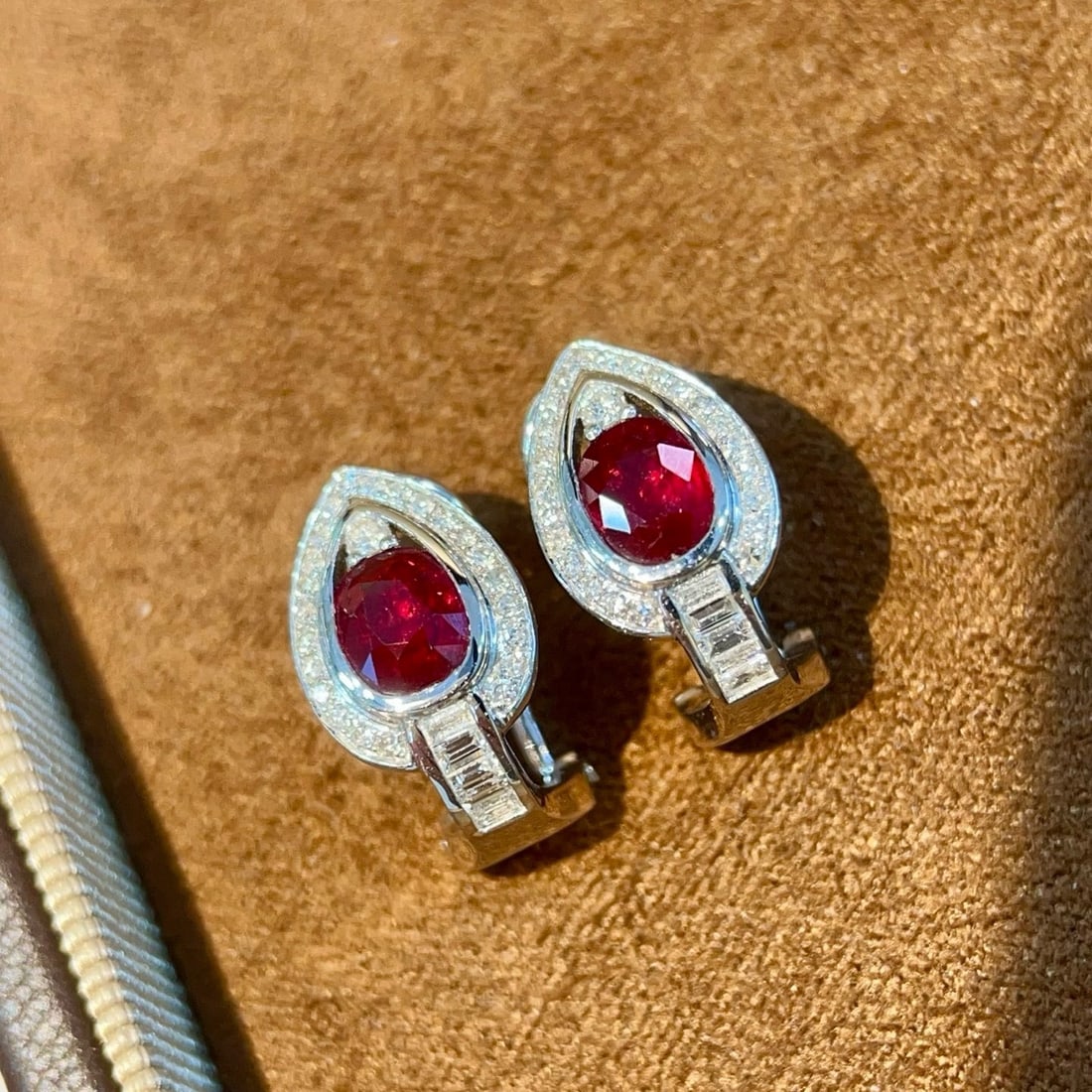 14k Gold 1.92 Ctw Vivid Red Natural Ruby & Diamond Earrings: Ref:231164121 // gold content:14k gold // main gemstone:ruby // shape:oval // carat weight:1. 60ct // color:vivid red // treatment:natural // // adjacent gemstone 2 : diamond // shape:multiple //