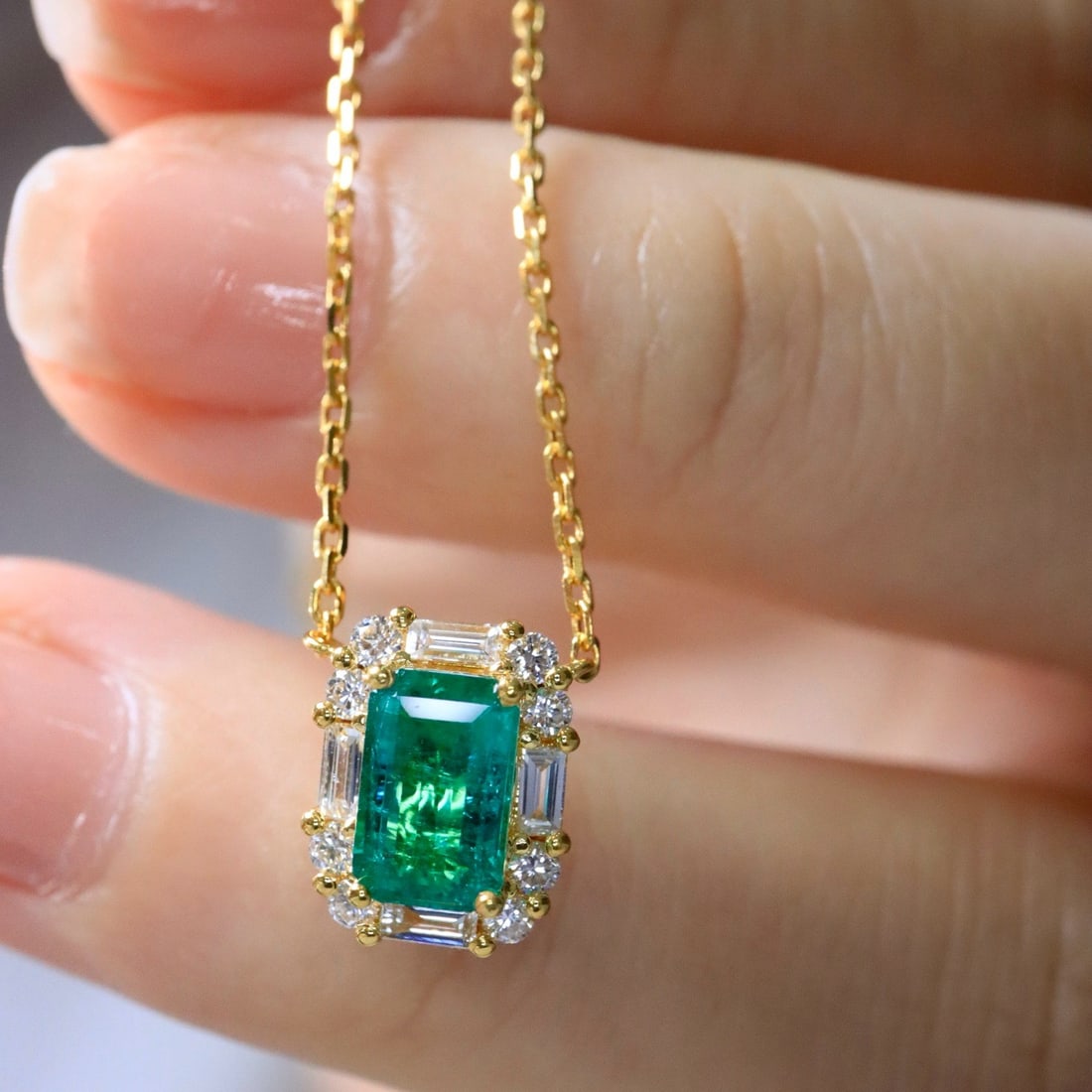 14k Gold 1.10 Ctw Natural Emerald & Diamond Necklace: Ref:231164126 // gold content:14k gold // main gemstone:emerald // shape:octagonal // carat weight:0. 80ct // color:green // treatment:natural // // adjacent gemstone 2 : diamond // shape:multiple //