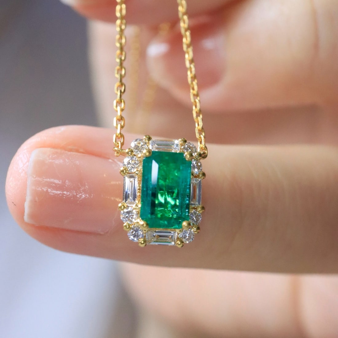 14k Gold 1.10 Ctw Natural Emerald & Diamond Necklace - 2