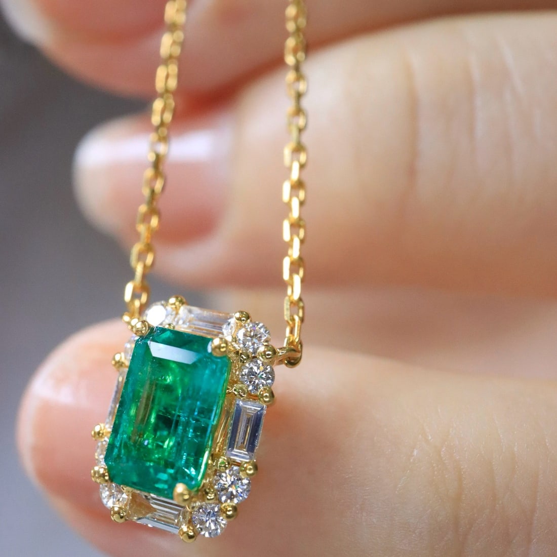 14k Gold 1.10 Ctw Natural Emerald & Diamond Necklace - 4