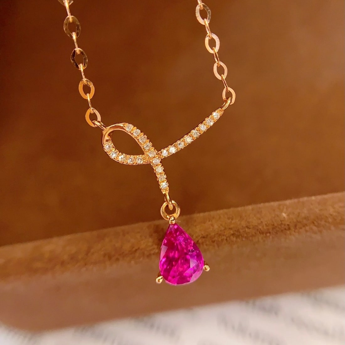 14k Gold 0.8 Ct Natural Ruby & Diamond Necklace: Ref:231164133 // gold content:14k gold // main gemstone:ruby // shape:pear // carat weight:0. 8ct // color:red // treatment:natural // // adjacent gemstone 2 : diamond // number of stones:22 //