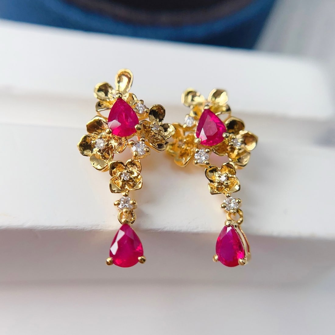 14k Gold 1.30 Ct Natural Ruby & Diamond Earrings: Ref:231164137 // gold content:14k gold // main gemstone:ruby // shape:pear // carat weight:1. 30ct // color:red // treatment:natural // // adjacent gemstone 2 : diamond // number of stones:14 // shape