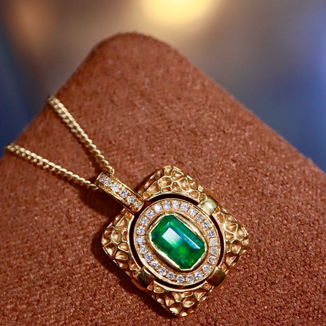 14k Gold 0.47 Ctw Natural Emerald & Diamond Pendant( Without Chain ): Ref:231164141 // gold content:14k gold // main gemstone:emerald // shape:octagonal // carat weight:0. 40ct // color:green // treatment:natural // // adjacent gemstone 2 : diamond // shape:round //