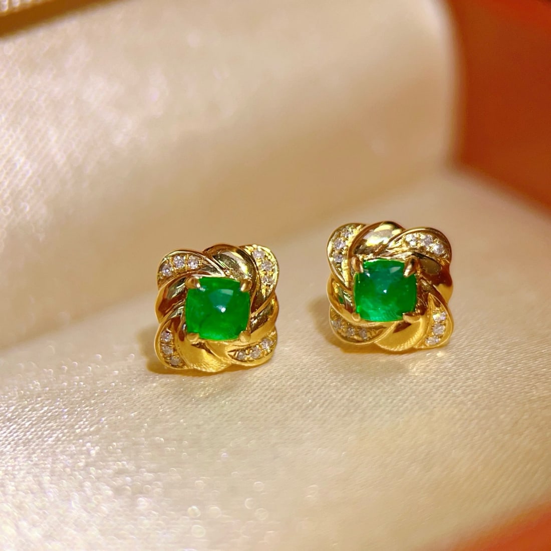 14k Gold 0.58 Ct Vivid Green Natural Emerald & Diamond Earrings - 3