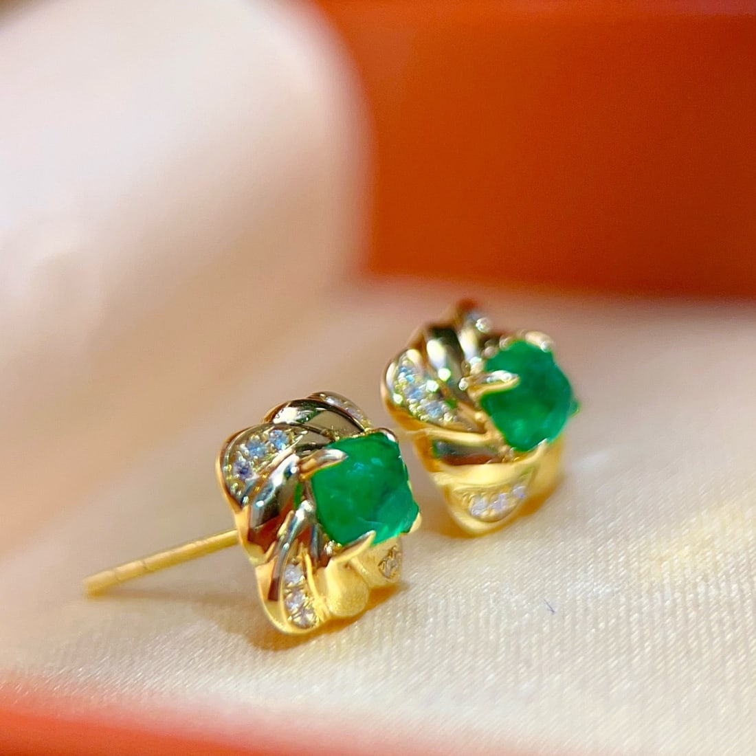 14k Gold 0.58 Ct Vivid Green Natural Emerald & Diamond Earrings - 4