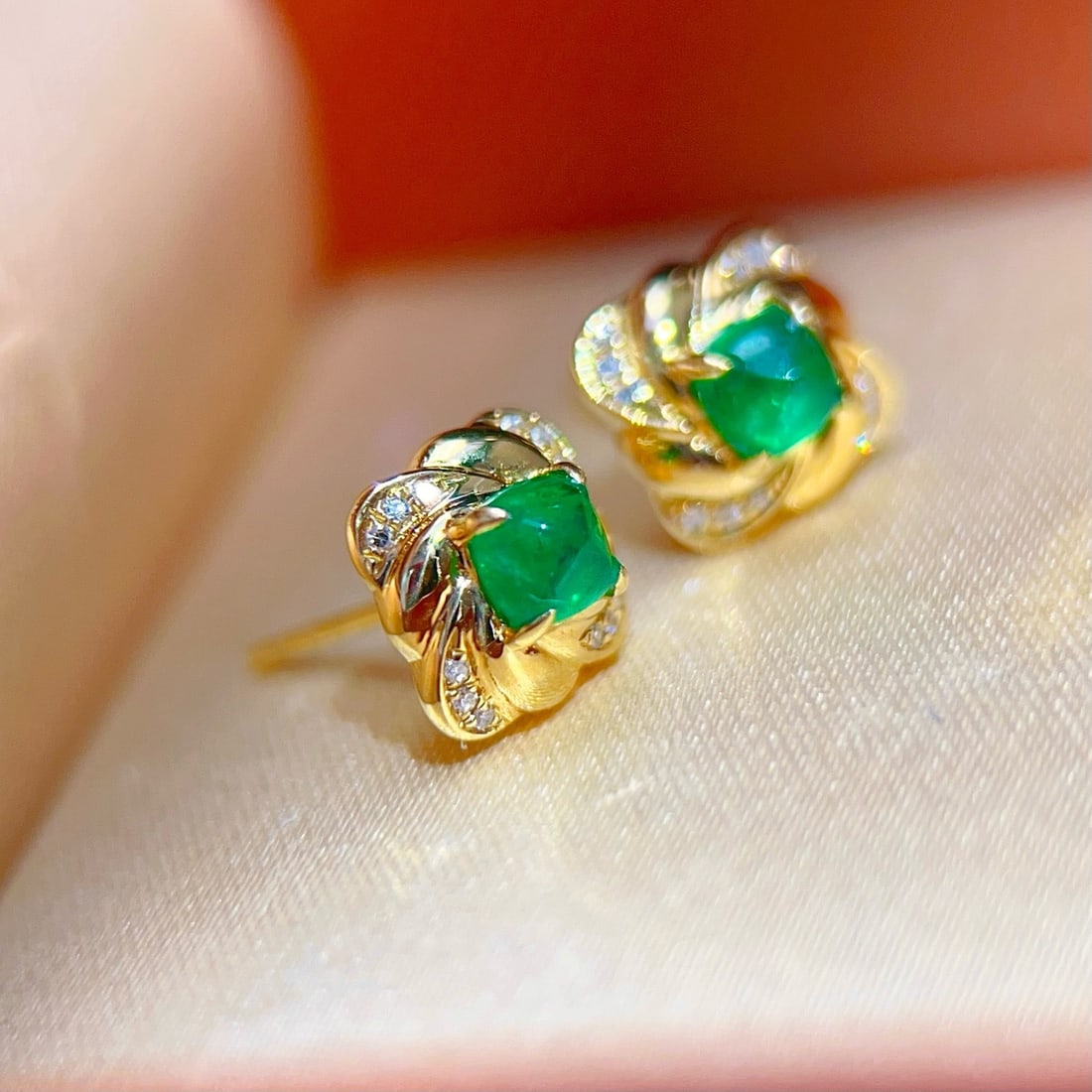 14k Gold 0.58 Ct Vivid Green Natural Emerald & Diamond Earrings - 5