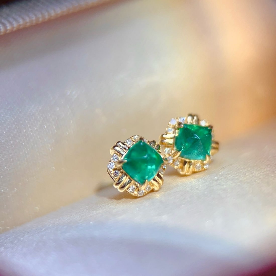14k Gold 0.76 Ct Vivid Green Natural Emerald & Diamond Earrings: Ref:231164157 // gold content:14k gold // main gemstone:emerald // shape:sugar-loaf // carat weight:0. 76ct // color:vivid green // treatment:natural // // adjacent gemstone 2 : diamond // number of s