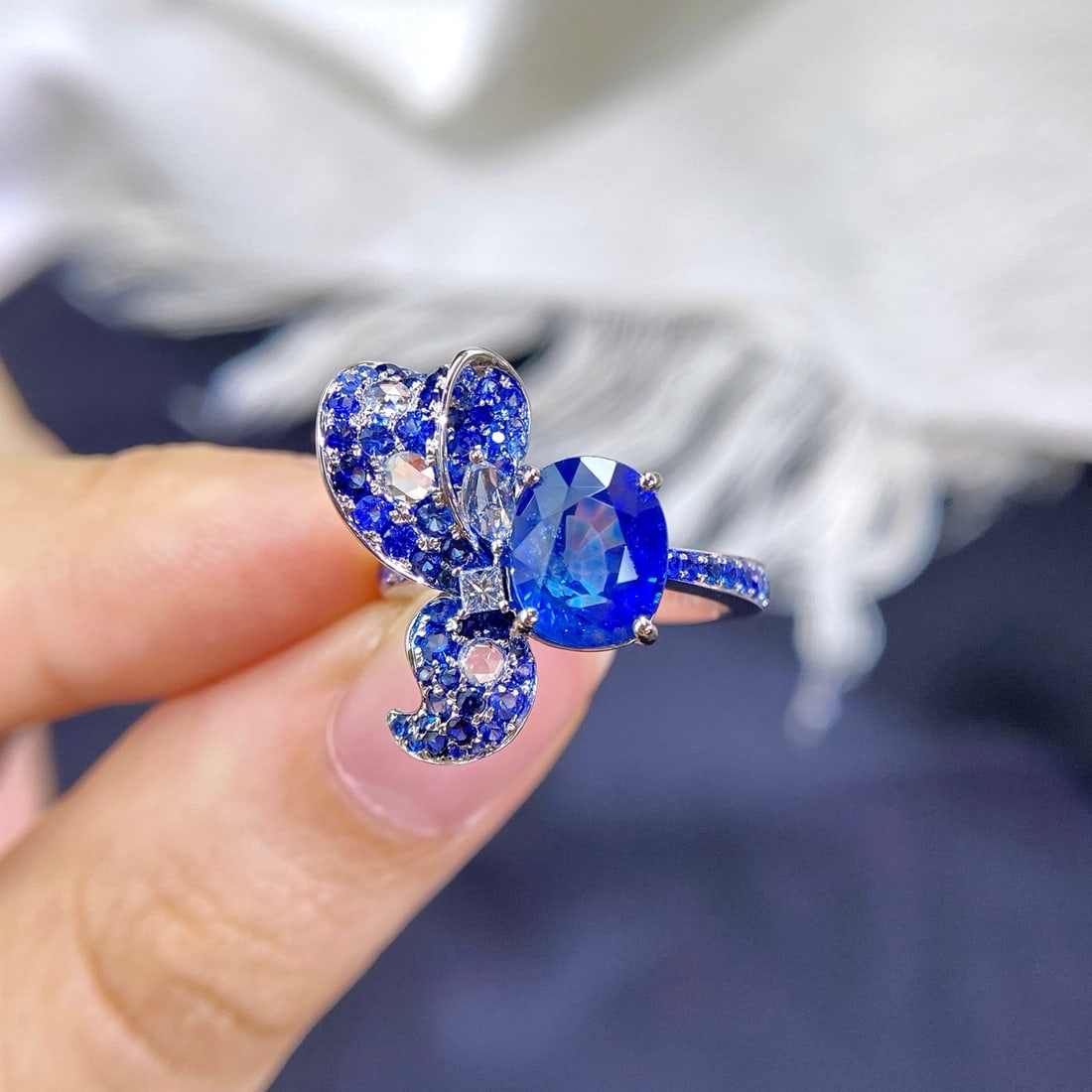 14k Gold 4.15 Ctw Natural Sapphire & Sapphire Ring: Ref:231164174 // gold content:14k gold // ring size:7. 25us // // main gemstone:sapphire // shape:oval // carat weight:3. 11ct // color:blue // treatment:natural // // adjacent gemstone 2 : sapphire
