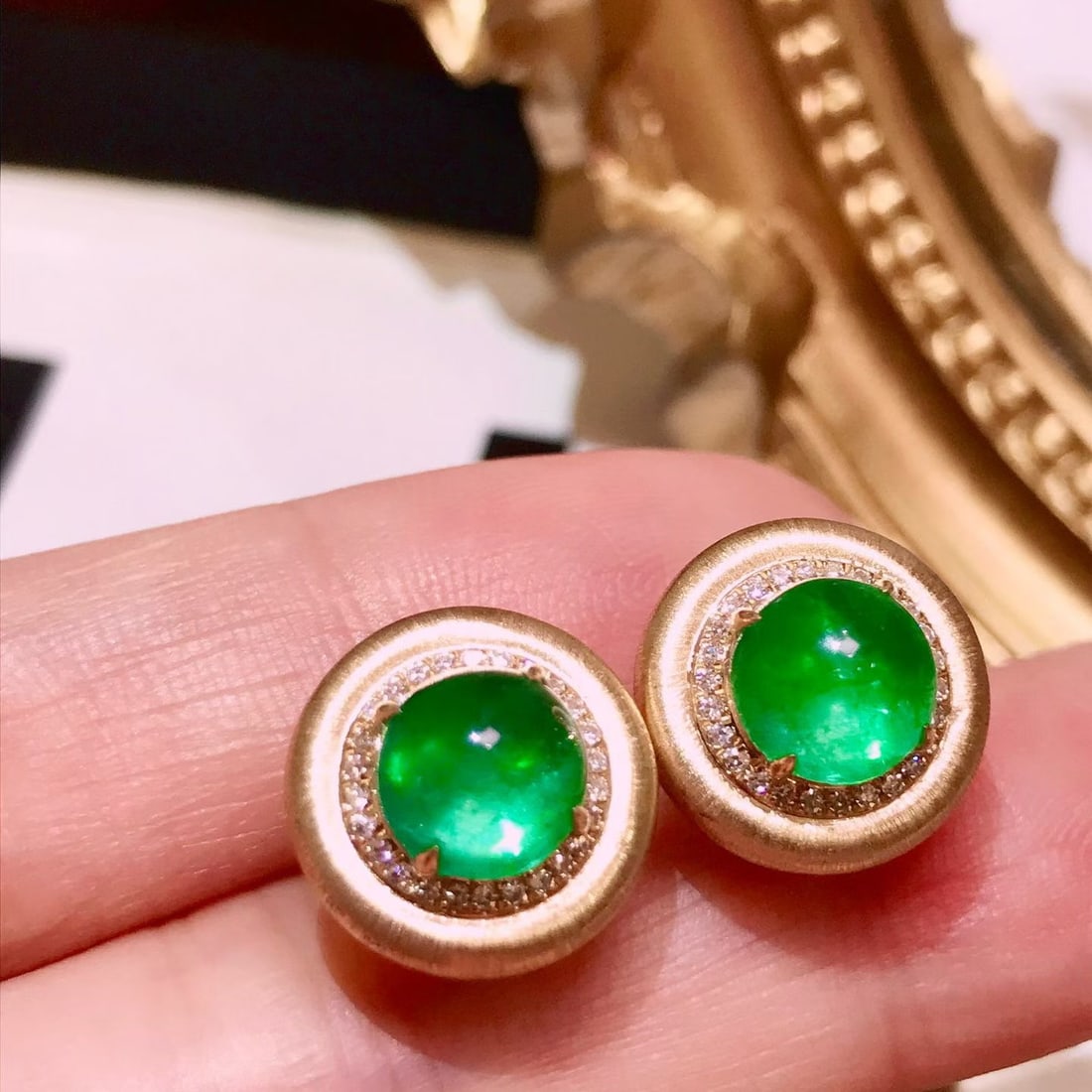 14k Gold 2.9 Ct Natural Emerald & Diamond Earrings: Ref:231164175 // gold content:14k gold // main gemstone:emerald // shape:round // carat weight:2. 9ct // color:green // treatment:natural // cut grade:g // // adjacent gemstone 2 : diamond // number