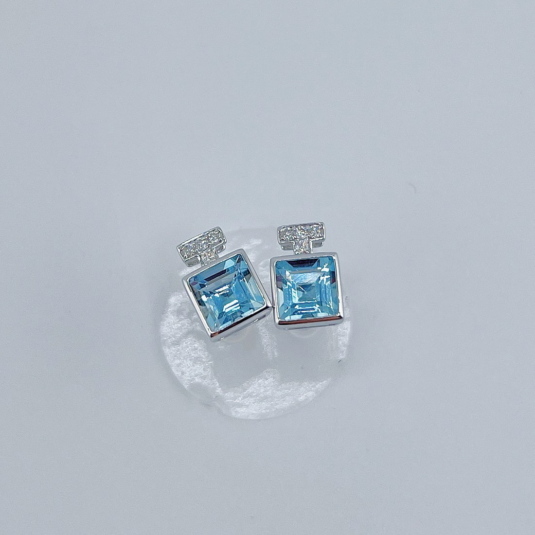 14k Gold 1.91 Ctw Natural Aquamarine & Diamond Earrings: Ref:231164184 // gold content:14k gold // main gemstone:aquamarine // shape:square // carat weight:1. 83ct // color:blue // treatment:natural // // adjacent gemstone 2 : diamond // shape:round //