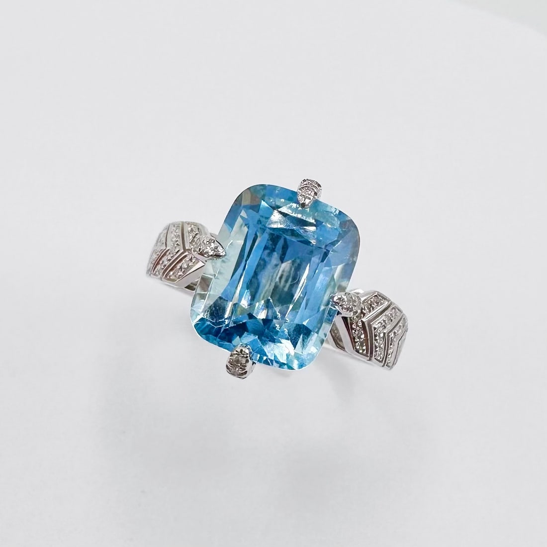 14k Gold 3.87 Ctw Natural Aquamarine & Diamond Ring: Ref:231164185 // gold content:14k gold // ring size:7. 25us // // main gemstone:aquamarine // shape:cushion // carat weight:3. 55ct // color:blue // treatment:natural // // adjacent gemstone 2 :