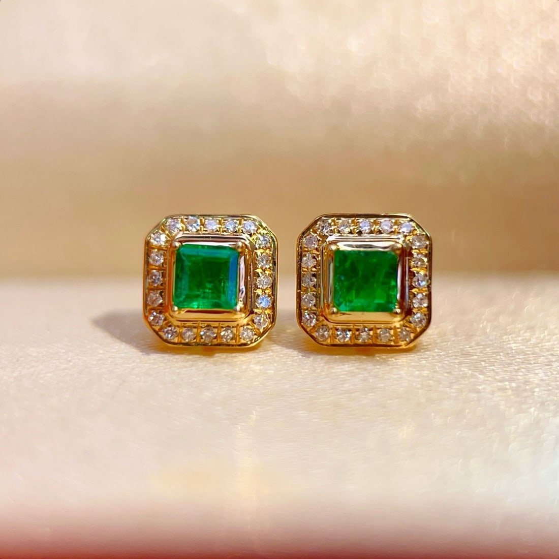 14k Gold 0.32 Ct Vivid Green Natural Emerald & Diamond Earrings: Ref:231164187 // gold content:14k gold // main gemstone:emerald // shape:square // carat weight:0. 32ct // color:vivid green // treatment:natural // // adjacent gemstone 2 : diamond // number of
