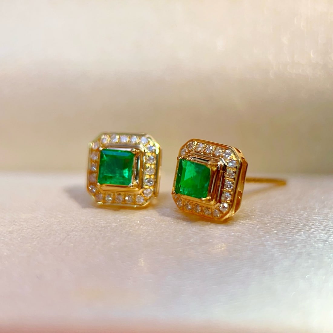 14k Gold 0.32 Ct Vivid Green Natural Emerald & Diamond Earrings - 3