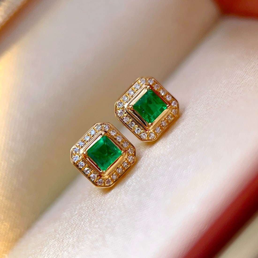 14k Gold 0.32 Ct Vivid Green Natural Emerald & Diamond Earrings - 5