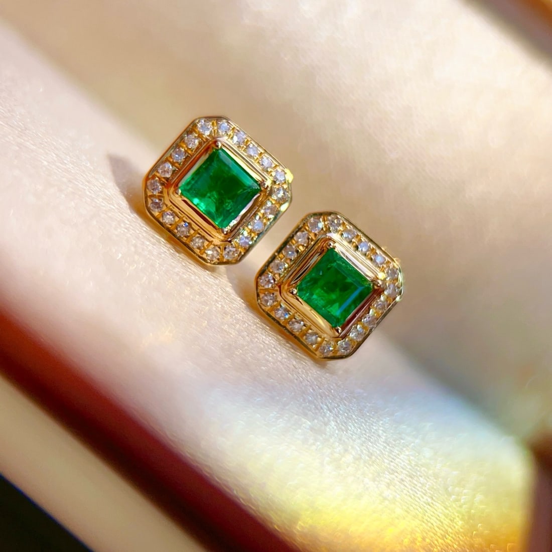 14k Gold 0.32 Ct Vivid Green Natural Emerald & Diamond Earrings - 6