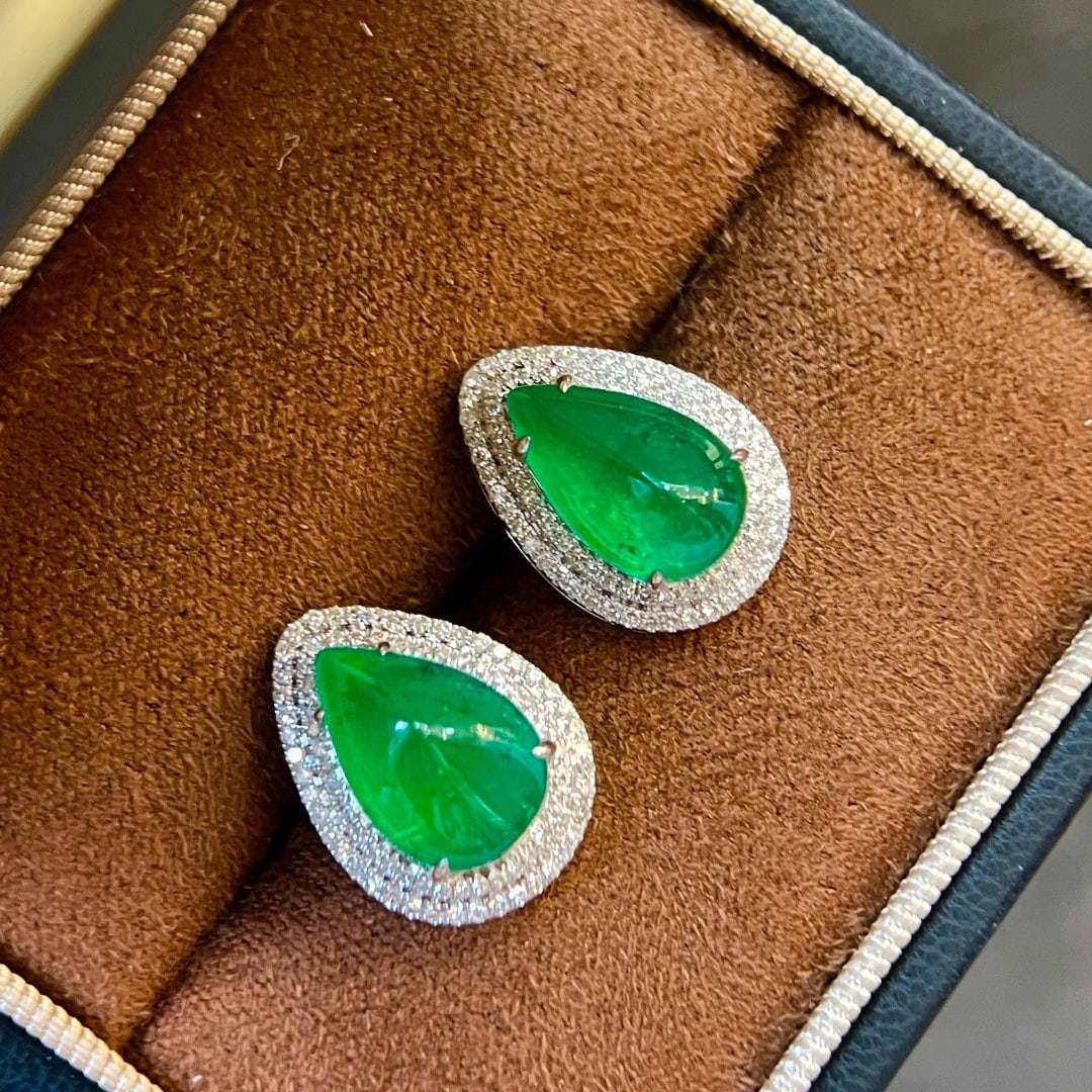 14k Gold 7.67 Ctw Vivid Green Natural Emerald & Diamond Earrings: Ref:231164207 // gold content:14k gold // main gemstone:emerald // shape:pear // carat weight:6. 98ct // color:vivid green // treatment:natural // // adjacent gemstone 2 : diamond // shape:round //