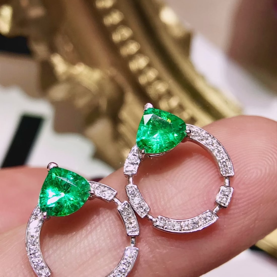 14k Gold 1 Ct Natural Emerald & Diamond Earrings: Ref:231164213 // gold content:14k gold // main gemstone:emerald // shape:pear // carat weight:1ct // color:green // treatment:natural // // adjacent gemstone 2 : diamond // number of stones:44 //