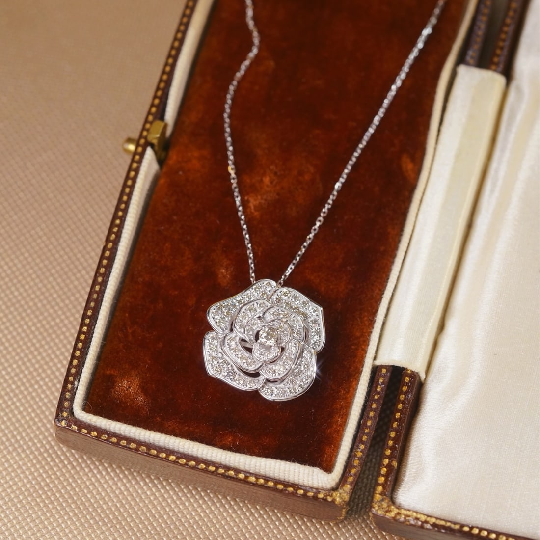 14k Gold 1.00 Ct Natural H Diamond & Flowers Necklace: Ref:231164222 // gold content:14k gold // main gemstone:diamond // shape:round // carat weight:1. 00ct // clarity grade:vs-si // color:h // treatment:natural // cut grade:g // High Estimate: 8900 Low