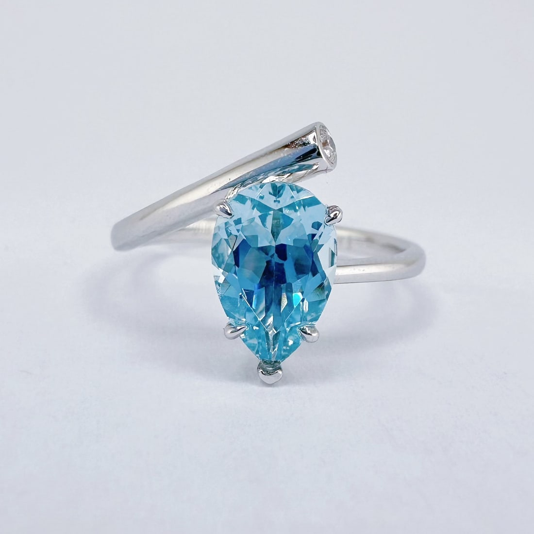 14k Gold 1.09 Ct Natural Aquamarine Ring: Ref:231164289 // gold content:14k gold // ring size:7. 25us // // main gemstone:aquamarine // shape:pear // carat weight:1. 09ct // color:blue // treatment:natural // High Estimate: 6300 Condition: