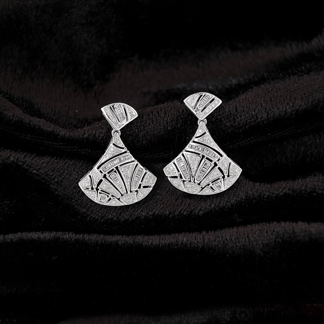 14k Gold 0.8 Ct Natural H Diamond Earrings: Ref:231164294 // gold content:14k gold // main gemstone:diamond // shape:multiple // carat weight:0. 8ct // clarity grade:vs-si // color:h // treatment:natural // High Estimate: 5300 Low Estimate: