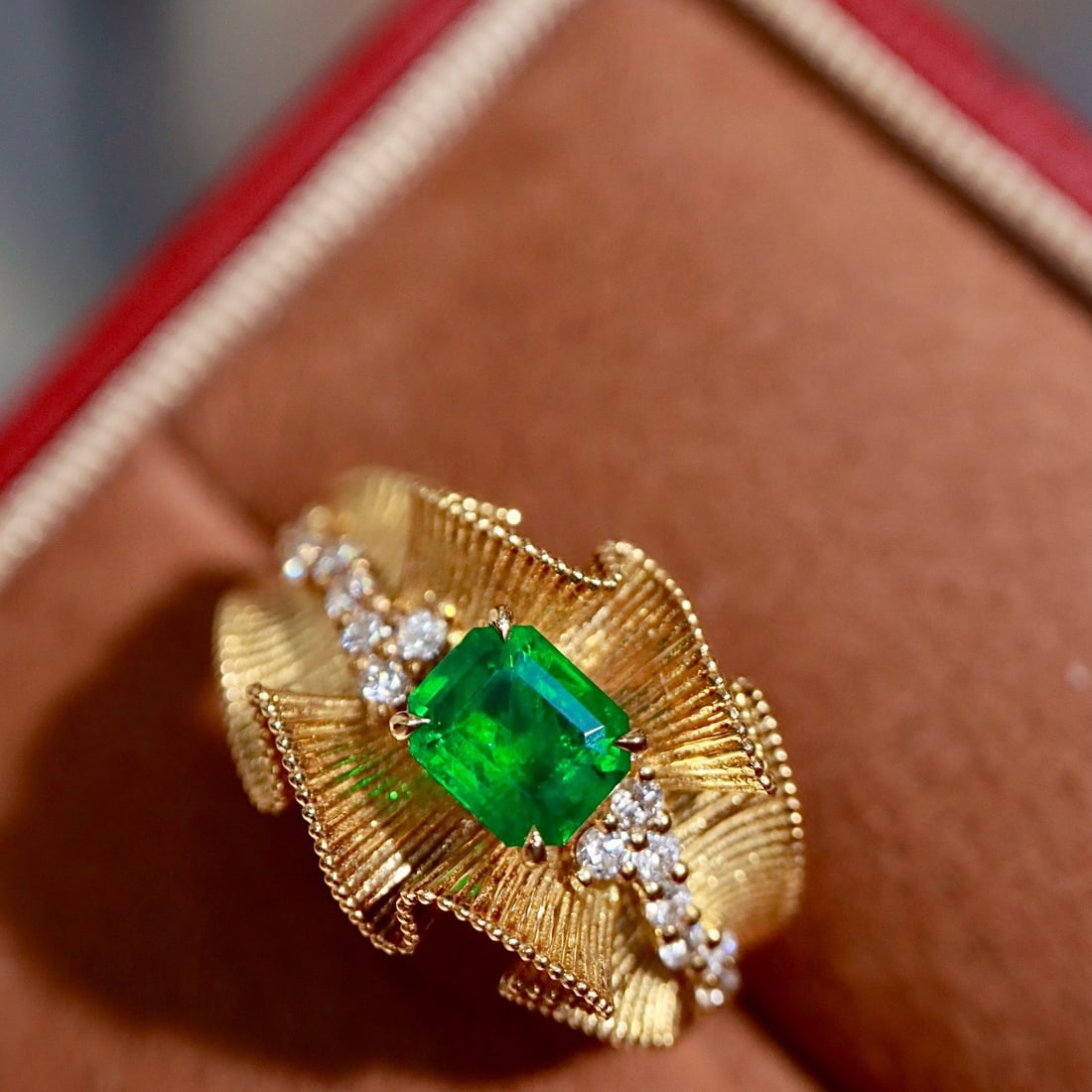 14k Gold 1.10 Ctw Vivid Green Natural Emerald & Diamond Ring: Ref:231164296 // gold content:14k gold // ring size:7. 25us // // main gemstone:emerald // shape:octagonal // carat weight:0. 90ct // color:vivid green // treatment:natural // // adjacent gemstone 2