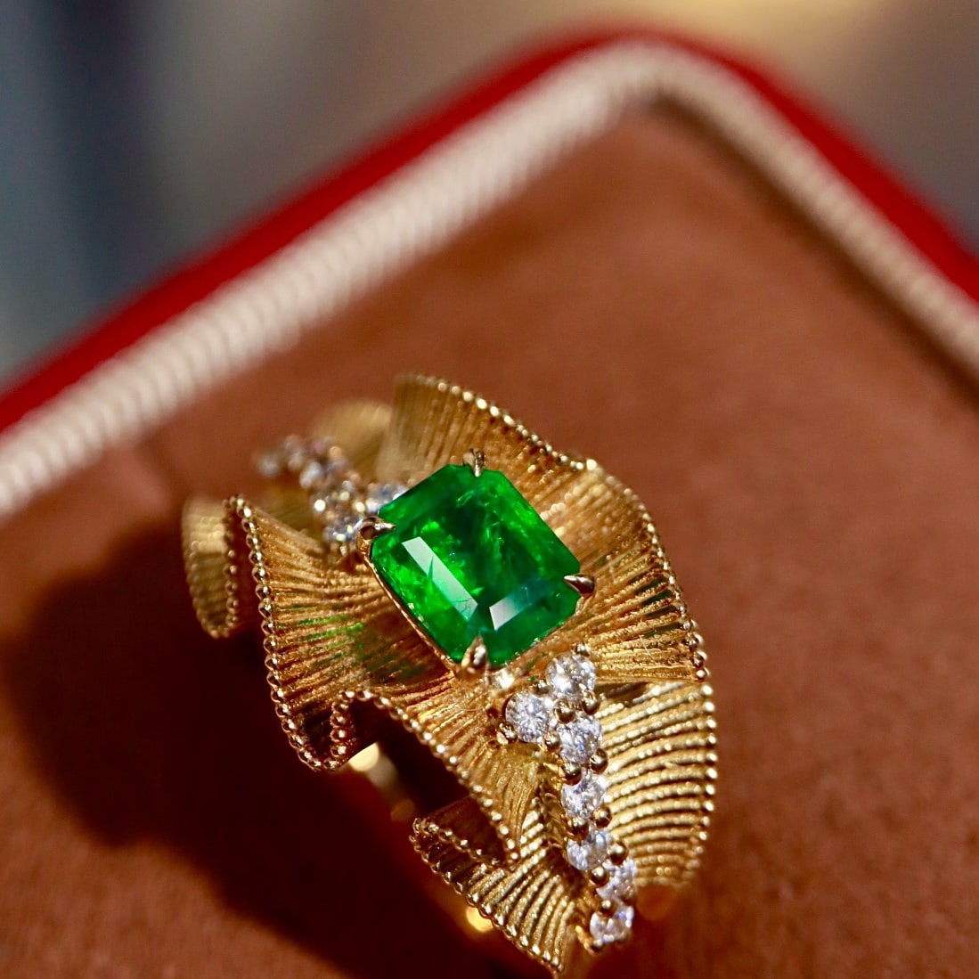 14k Gold 1.10 Ctw Vivid Green Natural Emerald & Diamond Ring - 2