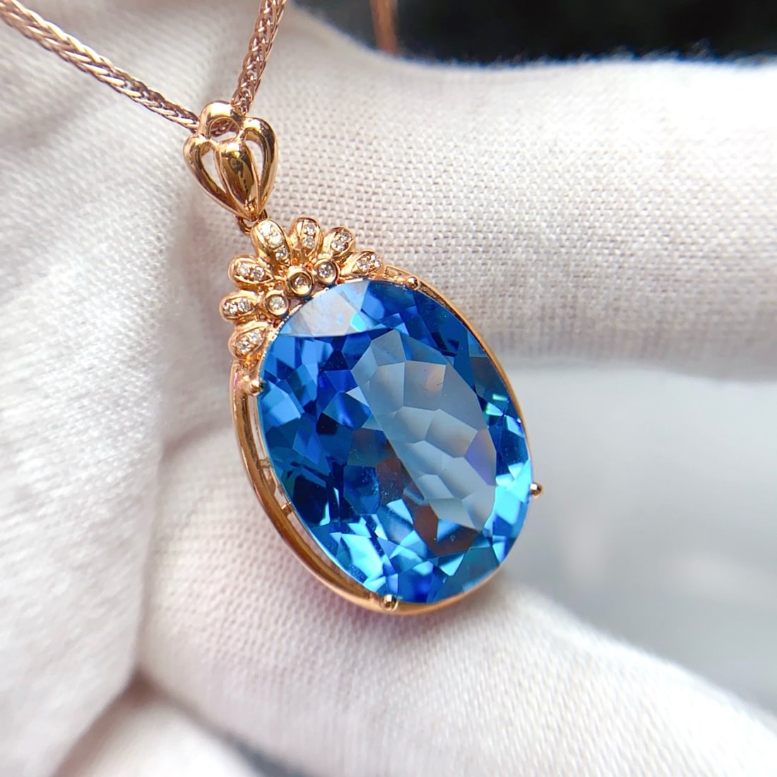 14k Gold 20.45 Ct Natural Topaz & Diamond Pendant( Without Chain ): Ref:231164298 // gold content:14k gold // main gemstone:topaz // shape:oval // carat weight:20. 45ct // color:blue // treatment:natural // // adjacent gemstone 2 : diamond // number of stones:18 //