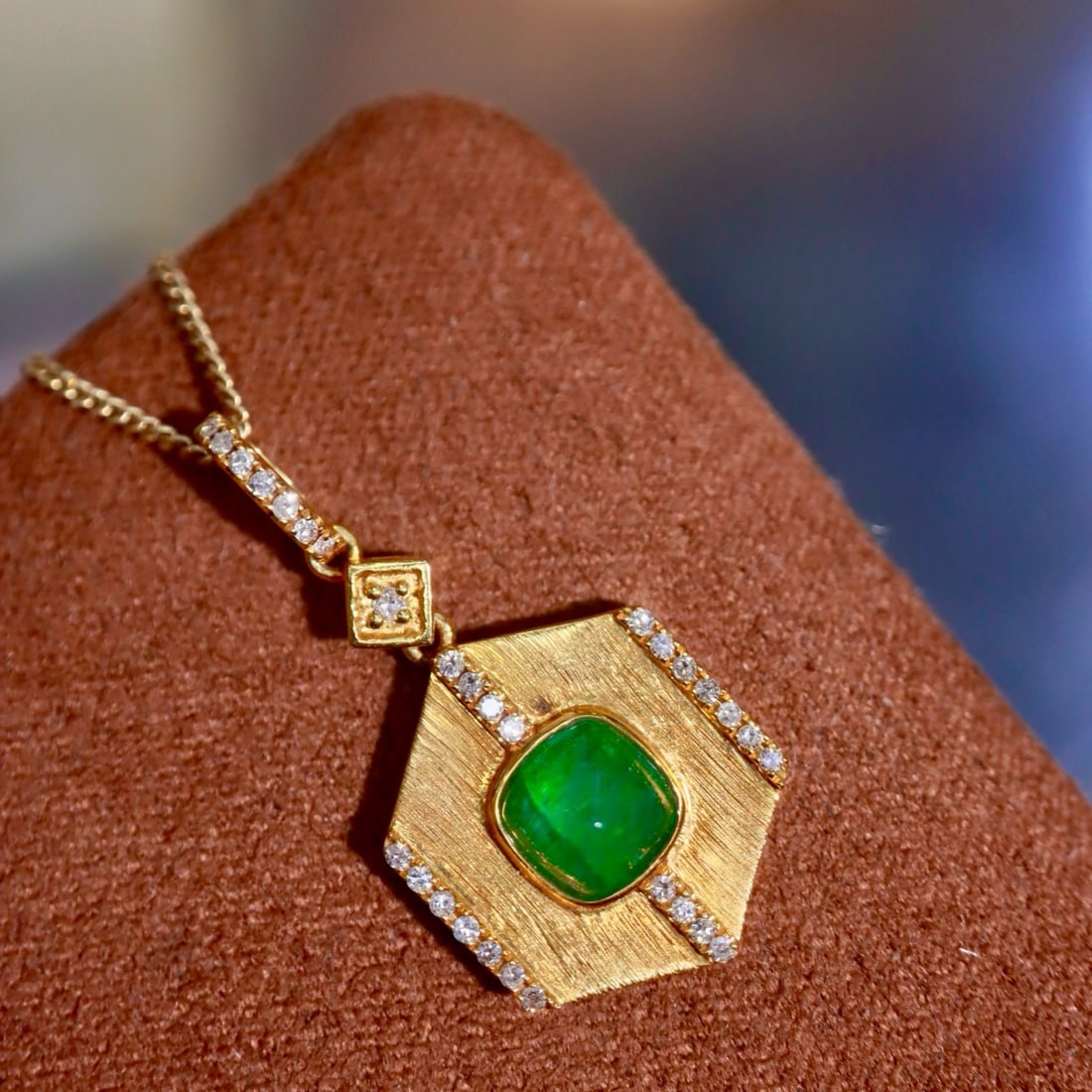 14k Gold 0.90 Ctw Vivid Green Natural Emerald & Diamond Pendant( Without Chain ): Ref:231164313 // gold content:14k gold // main gemstone:emerald // shape:sugar-loaf // carat weight:0. 8ct // color:vivid green // treatment:natural // // adjacent gemstone 2 : diamond // shape:round