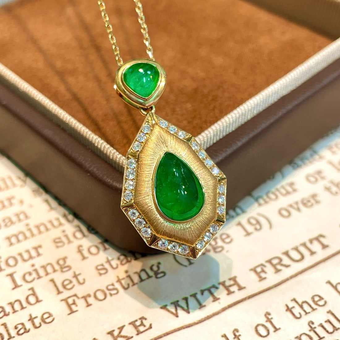 14k Gold 2.99 Ctw Vivid Green Natural Emerald & Diamond Pendant( Without Chain ): Ref:231164331 // gold content:14k gold // main gemstone:emerald // shape:pear // carat weight:2. 6ct // color:vivid green // treatment:natural // // adjacent gemstone 2 : diamond // shape:round //