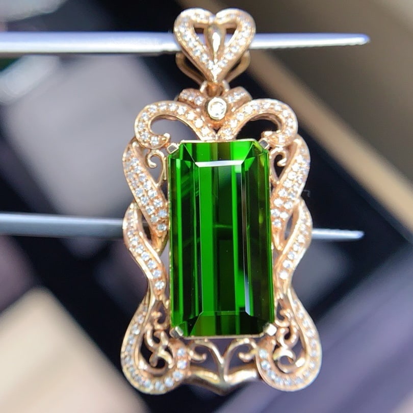 14k Gold 11.95 Ctw Natural Tourmaline & Diamond Pendant( Without Chain ): Ref:231164341 // gold content:14k gold // main gemstone:tourmaline // shape:octagonal // carat weight:11. 62ct // color:green // treatment:natural // // adjacent gemstone 2 : diamond // shape:round //