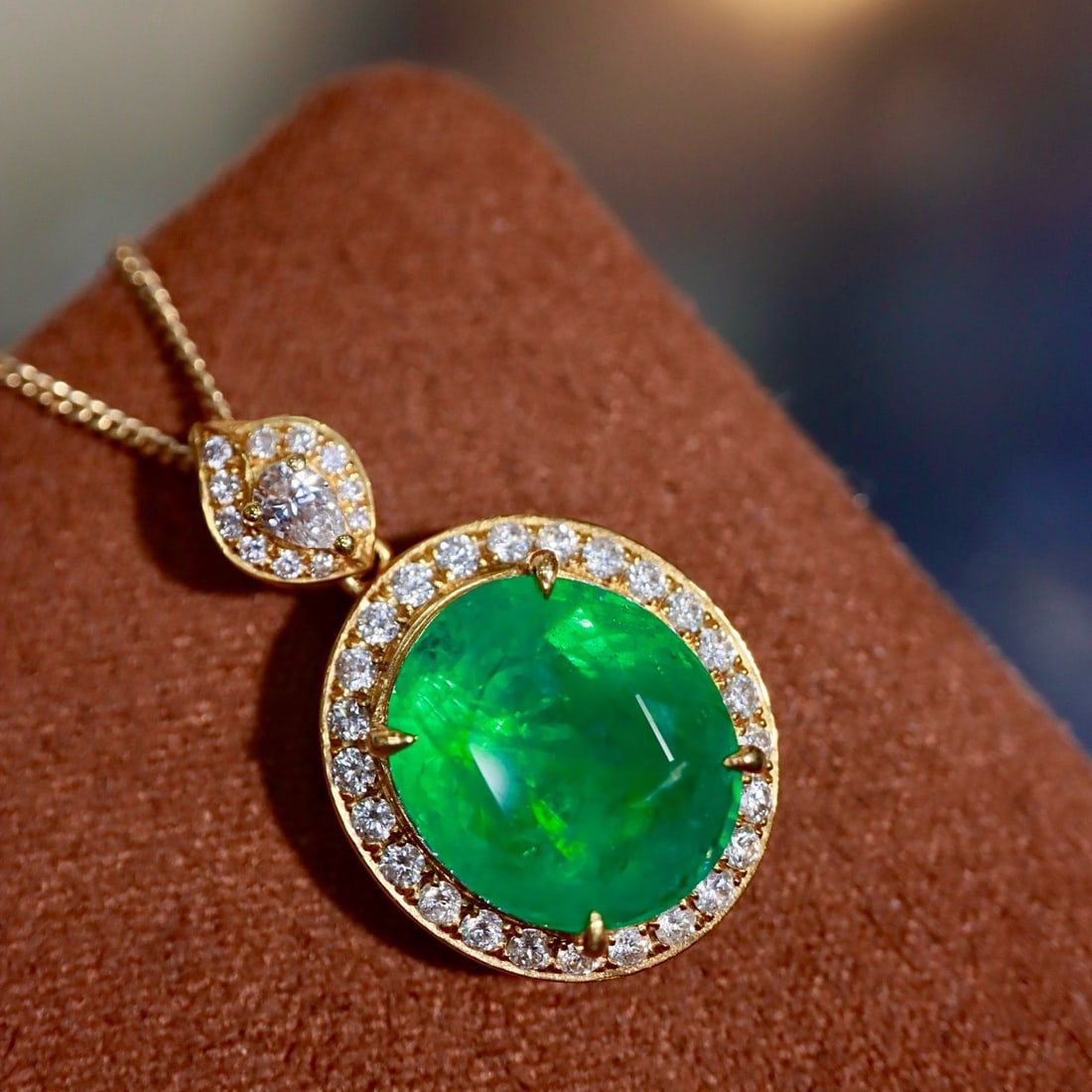 14k Gold 6.37 Ctw Natural Emerald & Diamond Pendant( Without Chain ): Ref:231164347 // gold content:14k gold // main gemstone:emerald // shape:oval // carat weight:5. 90ct // color:green // treatment:natural // // adjacent gemstone 2 : diamond // shape:round // carat we