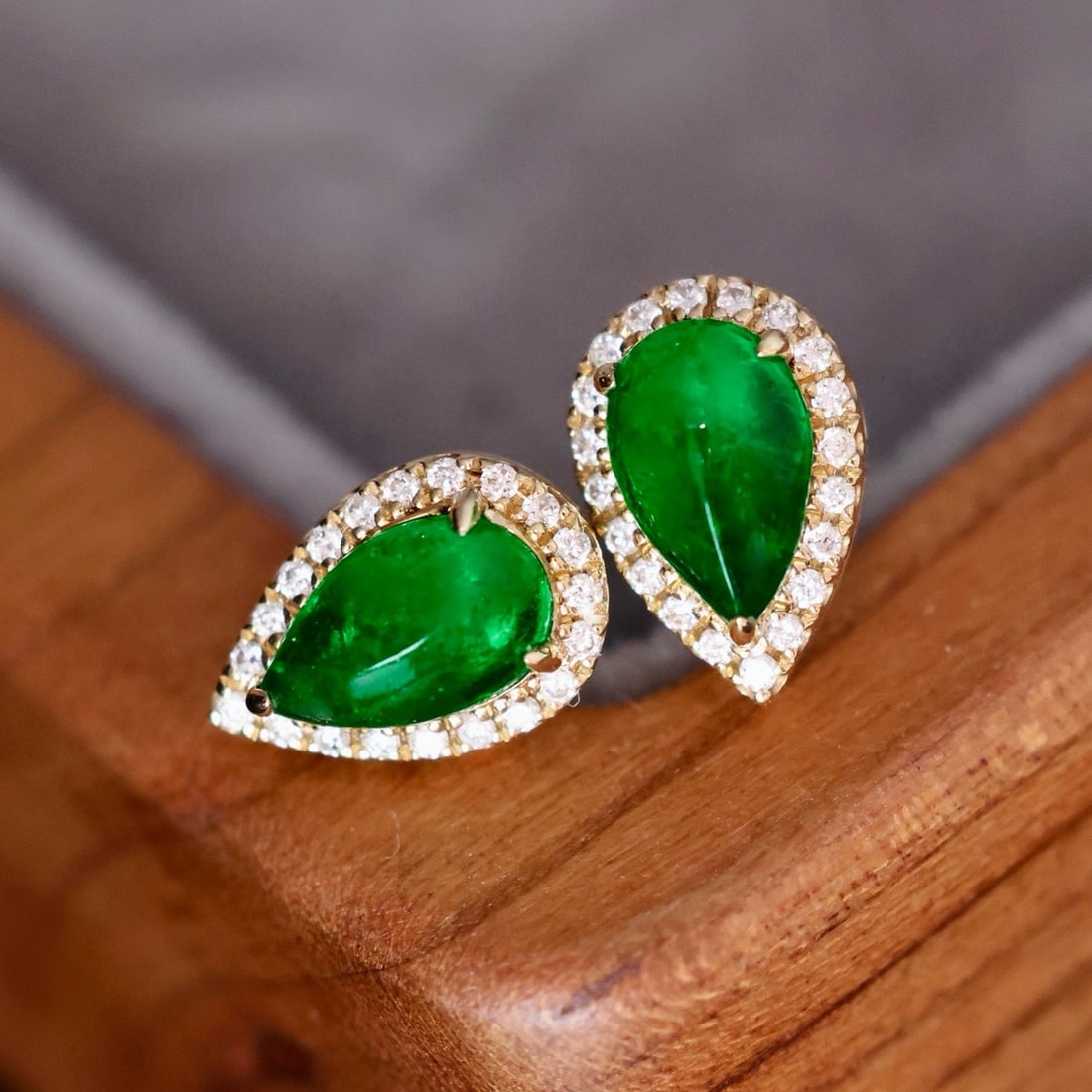 14k Gold 0.90 Ctw Vivid Green Natural Emerald & Diamond Earrings: Ref:231164355 // gold content:14k gold // main gemstone:emerald // shape:pear // carat weight:0. 8ct // color:vivid green // treatment:natural // // adjacent gemstone 2 : diamond // shape:round //