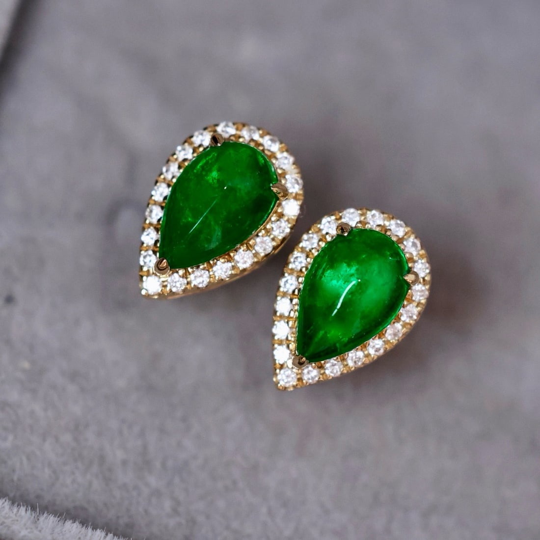 14k Gold 0.90 Ctw Vivid Green Natural Emerald & Diamond Earrings - 2