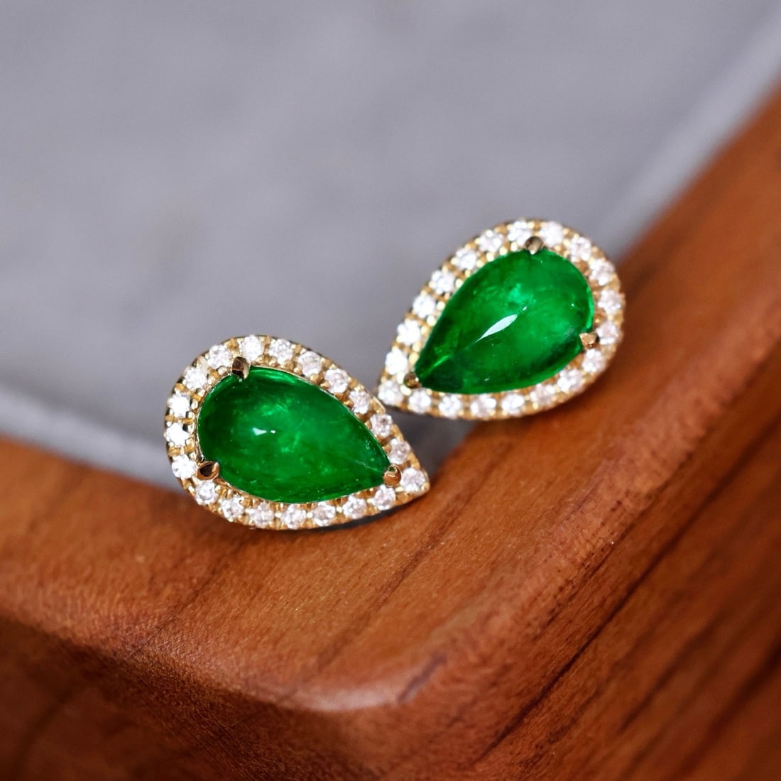 14k Gold 0.90 Ctw Vivid Green Natural Emerald & Diamond Earrings - 4