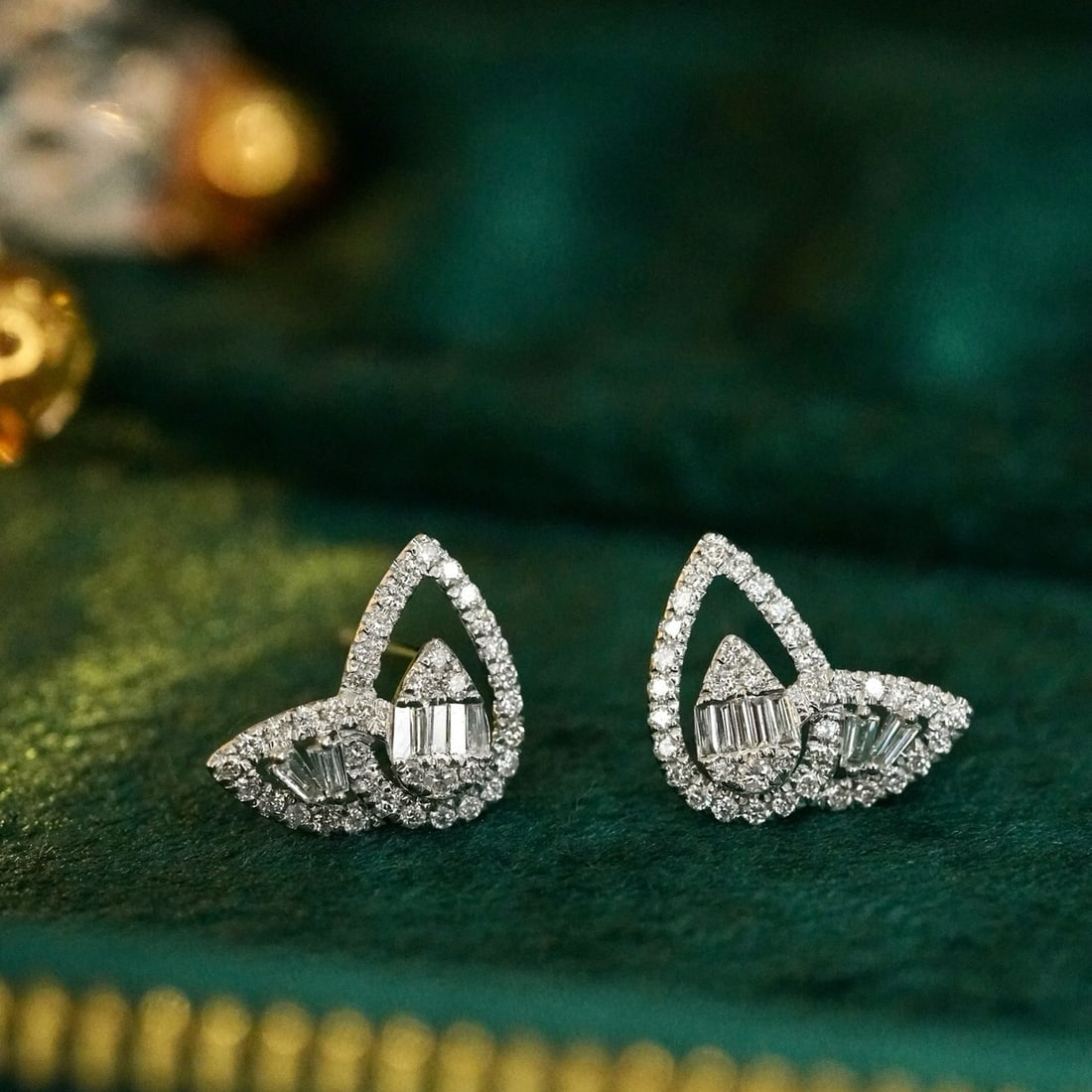 14k Gold 0.5 Ct Natural H Diamond Earrings: Ref:231164367 // gold content:14k gold // main gemstone:diamond // shape:multiple // carat weight:0. 5ct // clarity grade:vs-si // color:h // treatment:natural // High Estimate: 3100 Low Estimate: