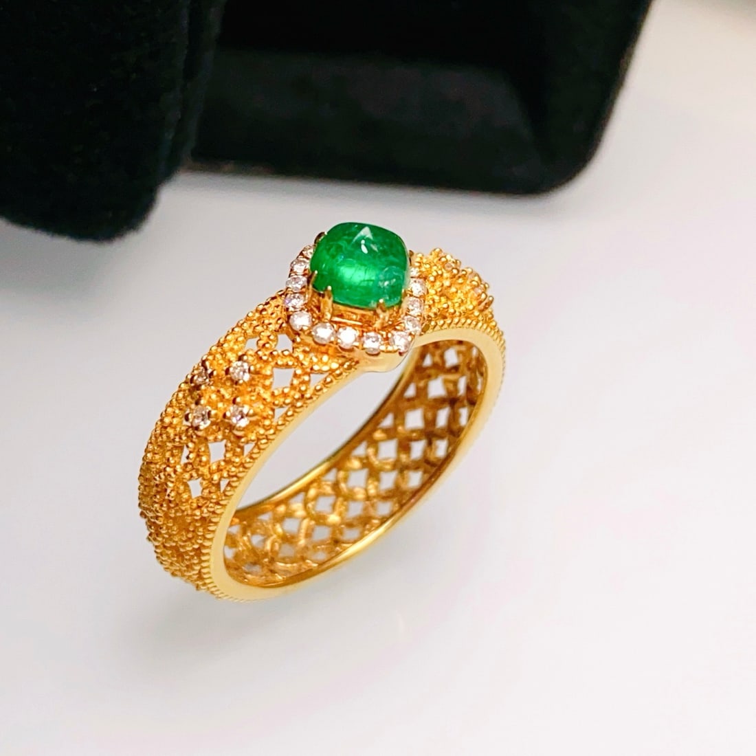 14k Gold 0.55 Ct Natural Emerald & Diamond Ring: Ref:231164380 // gold content:14k gold // ring size:7. 25us // // main gemstone:emerald // shape:sugar-loaf // carat weight:0. 55ct // color:green // treatment:natural // // adjacent gemstone 2 :