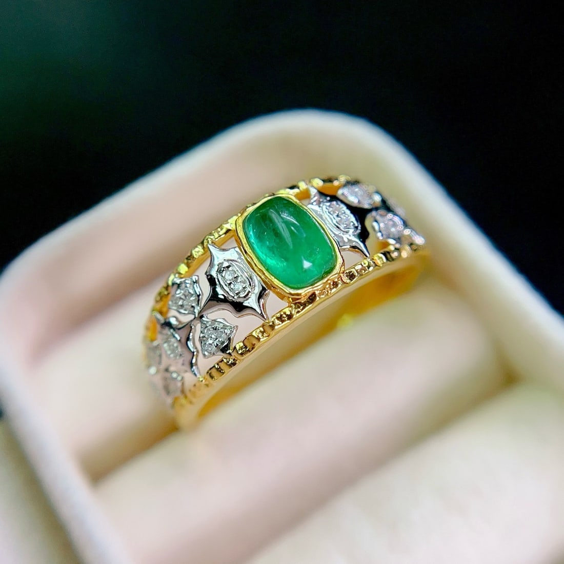 14k Gold 0.70 Ct Natural Emerald & Diamond Ring: Ref:231164386 // gold content:14k gold // ring size:7. 25us // // main gemstone:emerald // shape:sugar-loaf // carat weight:0. 70ct // color:green // treatment:natural // // adjacent gemstone 2 :