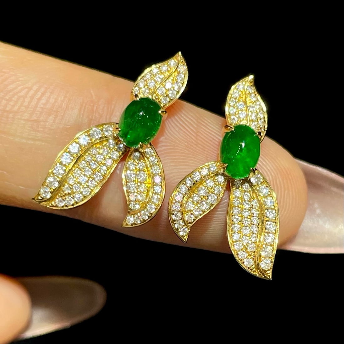 14k Gold 1.22 Ctw Vivid Green Natural Emerald & Diamond Earrings: Ref:231164392 // gold content:14k gold // main gemstone:emerald // shape:oval // carat weight:0. 8ct // color:vivid green // treatment:natural // // adjacent gemstone 2 : diamond // shape:round //
