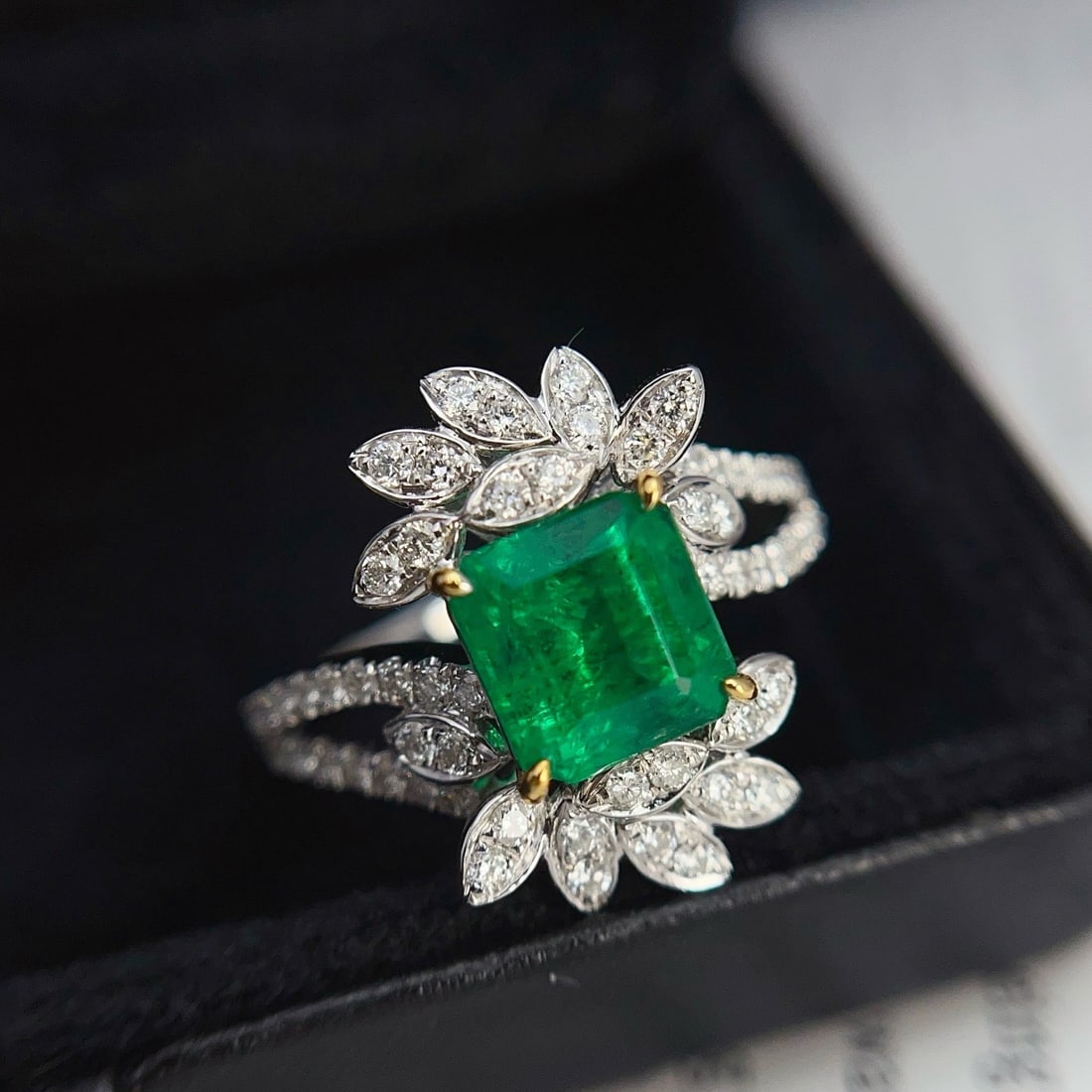 14k Gold 1.60 Ct Natural Emerald & Diamond Ring: Ref:231164407 // gold content:14k gold // ring size:7. 25us // // main gemstone:emerald // shape:octagonal // carat weight:1. 60ct // color:green // treatment:natural // // adjacent gemstone 2 :