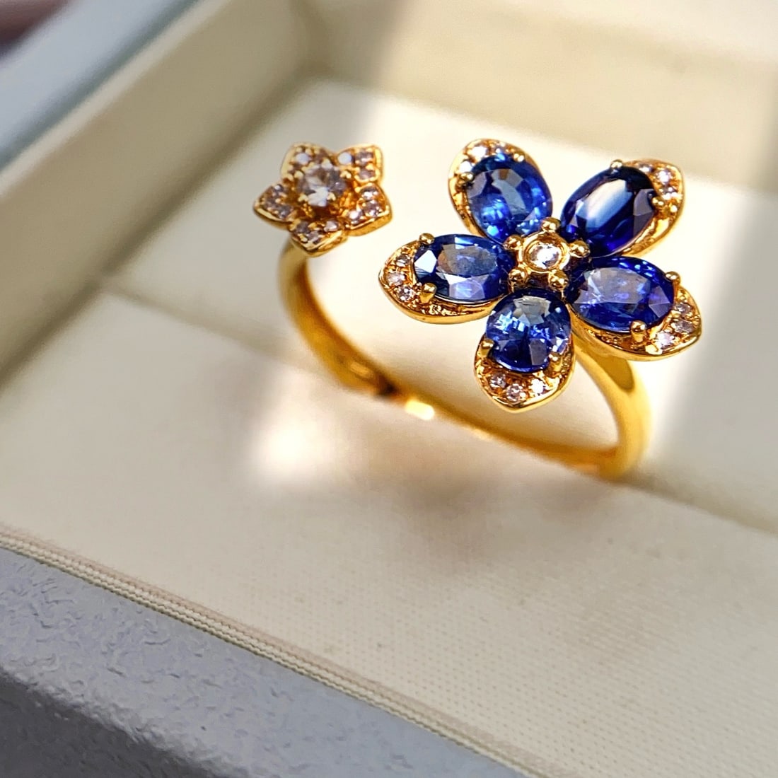 14k Gold 2.00 Ct Natural Sapphire & Diamond & Sapphire Ring: Ref:231164409 // gold content:14k gold // ring size:7. 25us // // main gemstone:sapphire // shape:oval // carat weight:2. 00ct // color:blue // treatment:natural // // adjacent gemstone 2 : diamond