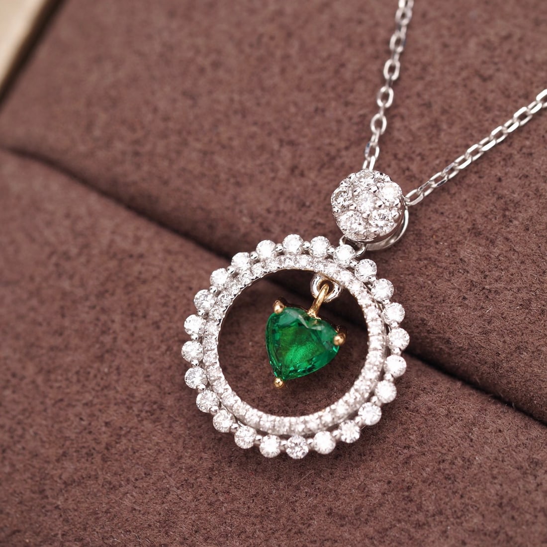 14k Gold 0.71 Ctw Vivid Green Natural Emerald & Diamond Pendant( Without Chain ): Ref:231164414 // gold content:14k gold // main gemstone:emerald // shape:heart // carat weight:0. 27ct // color:vivid green // treatment:natural // // adjacent gemstone 2 : diamond // shape:round //