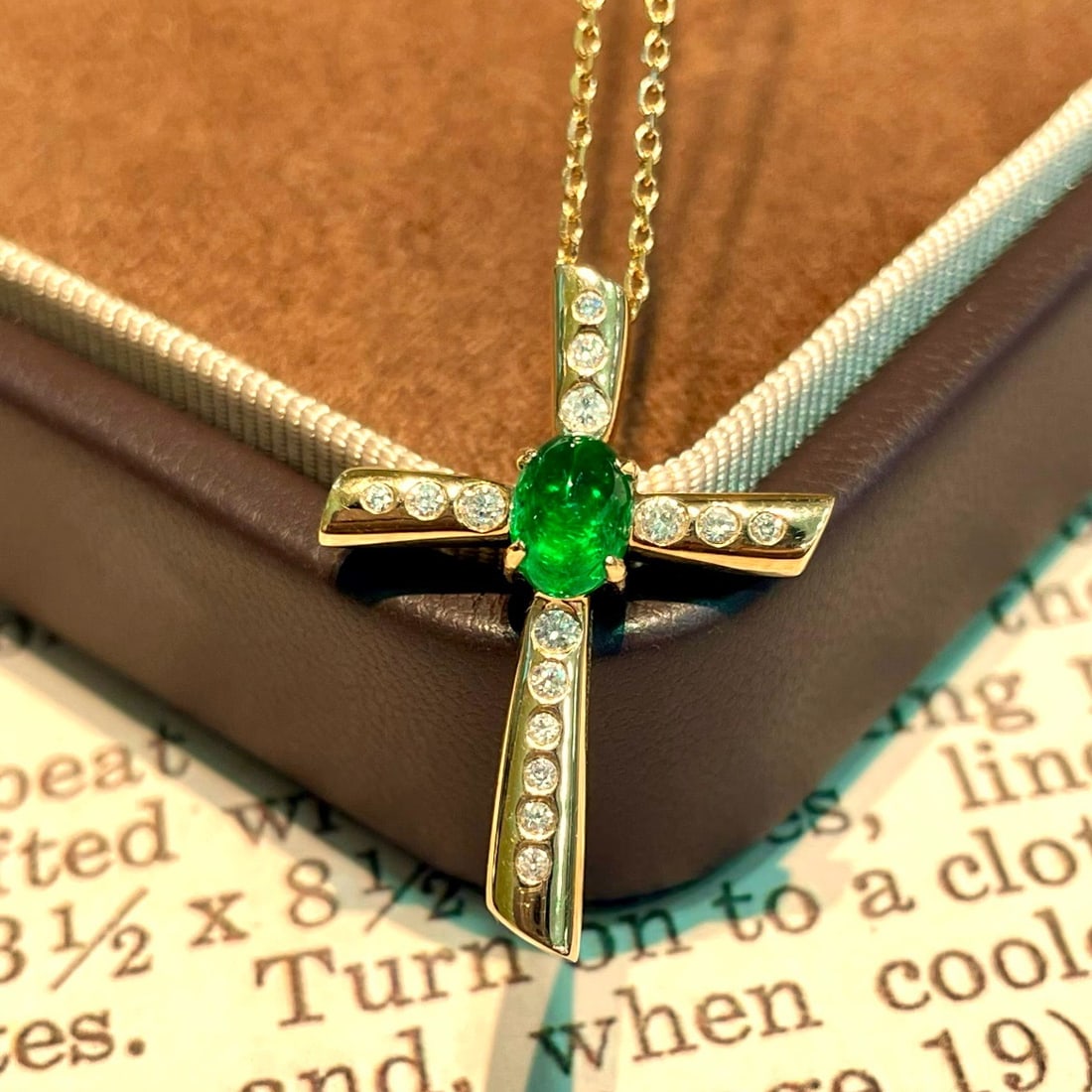 14k Gold 0.85 Ctw Vivid Green Natural Emerald & Diamond Pendant( Without Chain ): Ref:231164428 // gold content:14k gold // main gemstone:emerald // shape:oval // carat weight:0. 7ct // color:vivid green // treatment:natural // // adjacent gemstone 2 : diamond // shape:round //