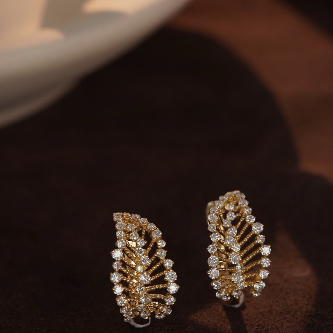 14k Gold 0.68 Ct Natural H Diamond Earrings: Ref:231164430 // gold content:14k gold // main gemstone:diamond // shape:round // carat weight:0. 68ct // clarity grade:vs-si // color:h // treatment:natural // cut grade:g // High Estimate: 4300