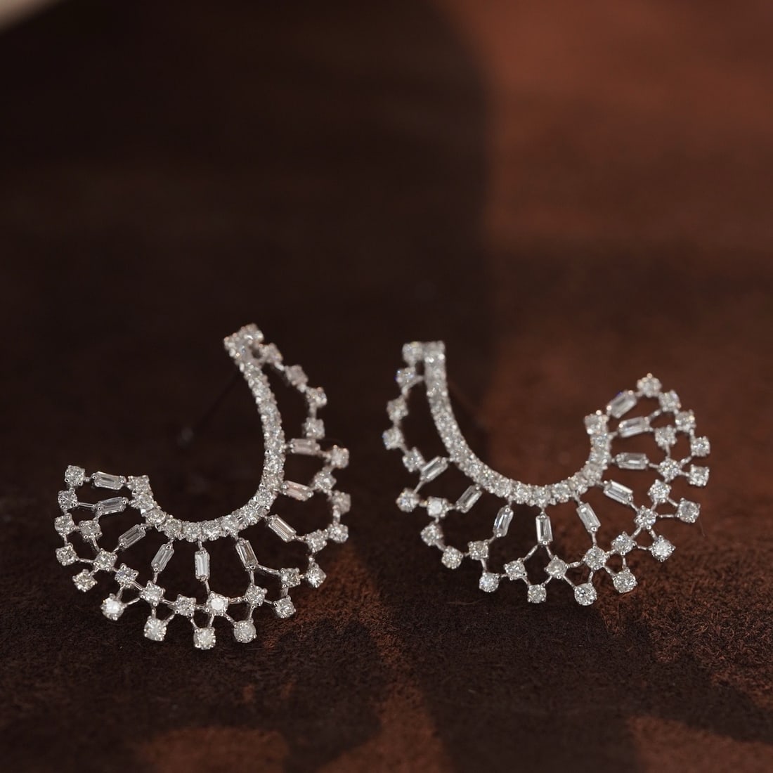 14k Gold 0.86 Ct Natural H Diamond Earrings: Ref:231164431 // gold content:14k gold // main gemstone:diamond // shape:multiple // carat weight:0. 86ct // clarity grade:vs-si // color:h // treatment:natural // Low Estimate: 2600 Condition: New
