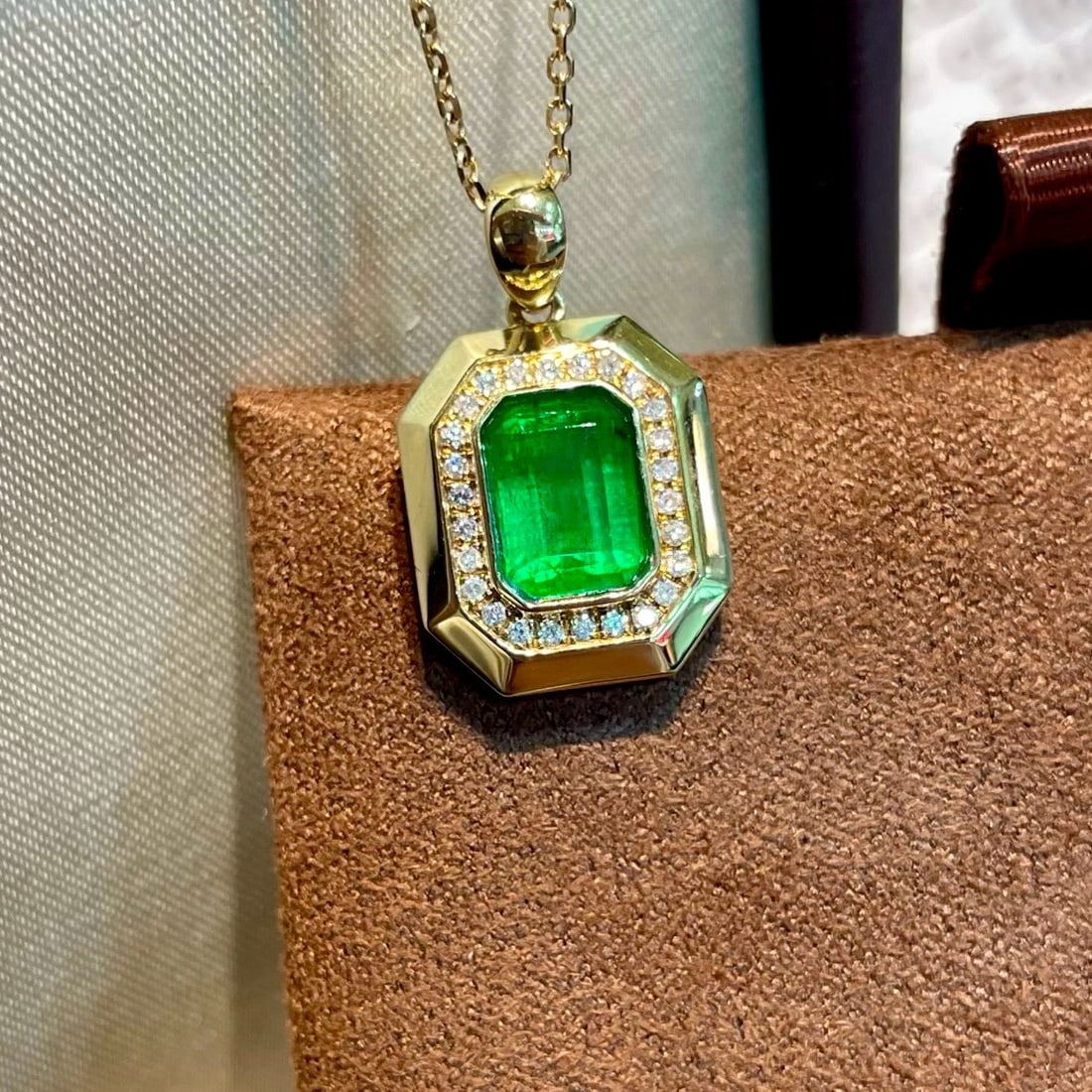 14k Gold 1.56 Ctw Vivid Green Natural Emerald & Diamond Pendant( Without Chain ) - 4